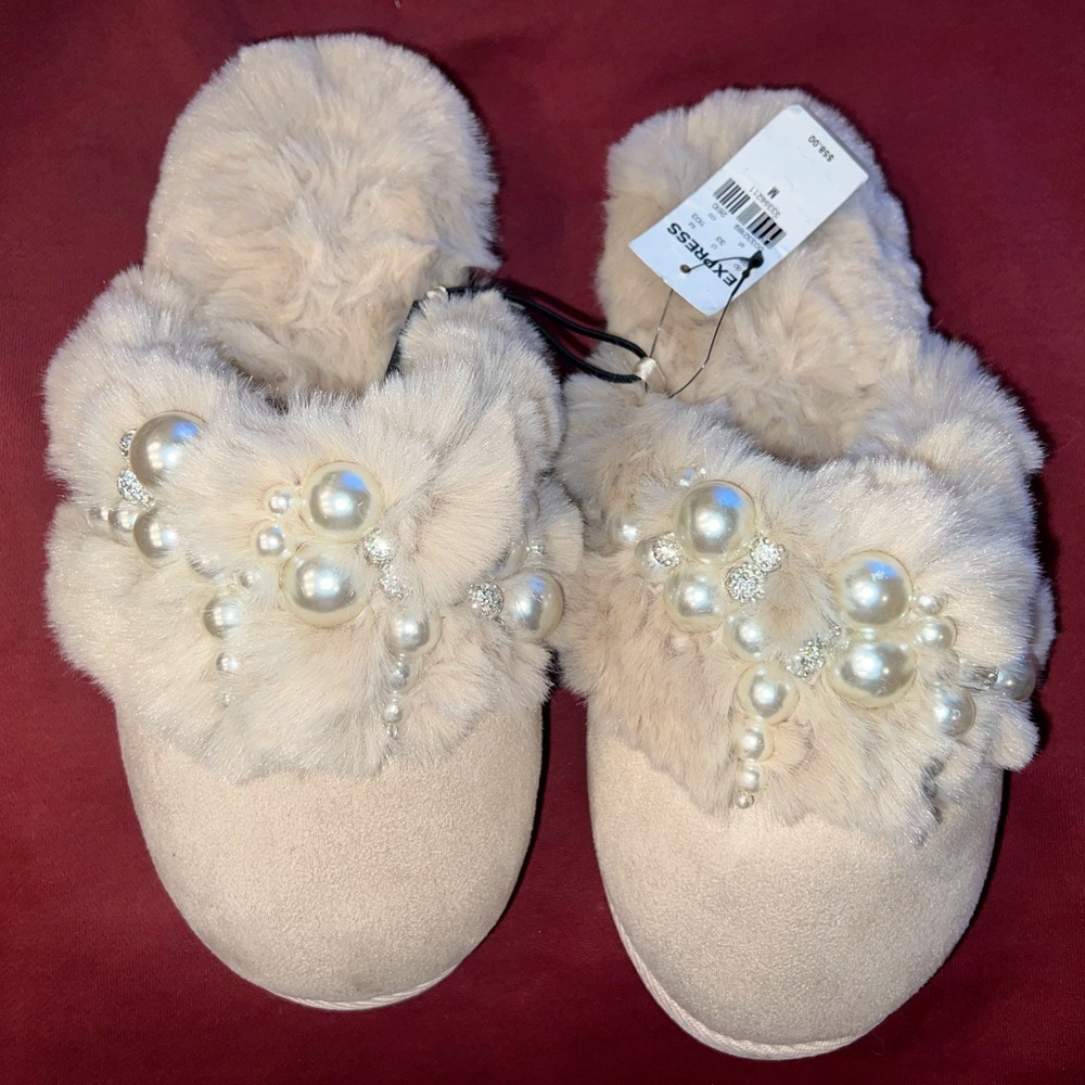 NWT - Express slippers - Size Medium